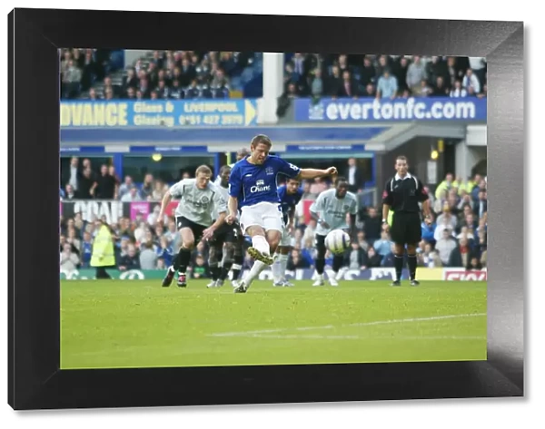 Beattie's Powerful Penalty: Everton Takes the Lead