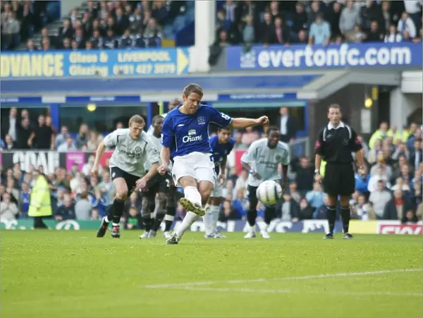 Beattie's Powerful Penalty: Everton Takes the Lead