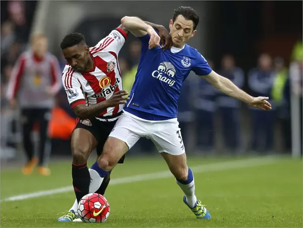 Baines vs Defoe: Intense Battle for Ball Possession - Sunderland vs Everton, Barclays Premier League