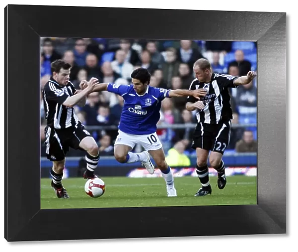 Everton's Fellaini Clashes with Guthrie and Butt: Intense Moment from Everton vs Newcastle United (08 / 09)