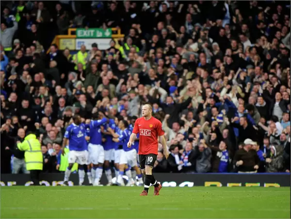 Rooney's Disappointment: Fellaini Scores First Goal for Everton Against Manchester United (08 / 09)