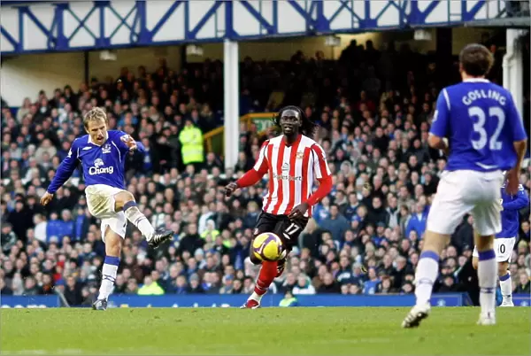 Phil Neville in Action: Everton vs. Sunderland, Barclays Premier League (08 / 09)