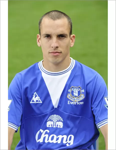 Everton FC 2009-10: Leon Osman in Team Photo