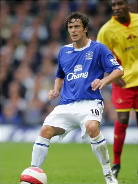 Everton's Simon Davies in Action: Mastering the Ball
