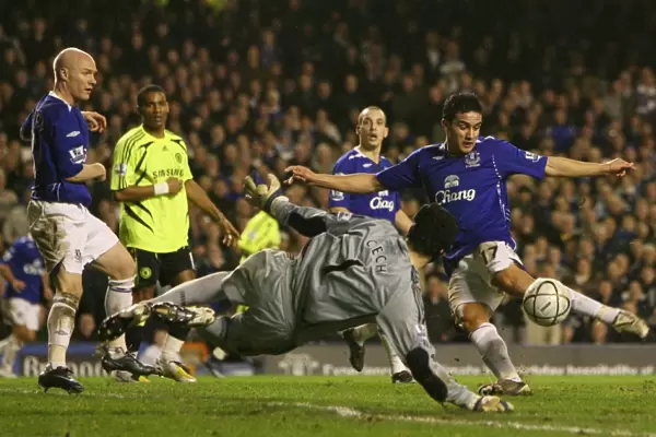 Football - Everton v Chelsea - Carling Cup Semi Final Second Leg - Goodison Park - 07  /  08 - 23  /  1  /  08 Chelseas Petr Cech (C) in action with Evertons Tim Cahill (R) Mandatory Credit: Action Images  / 