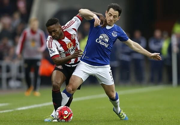 Baines vs Defoe: Intense Battle for Ball Possession - Sunderland vs Everton, Barclays Premier League