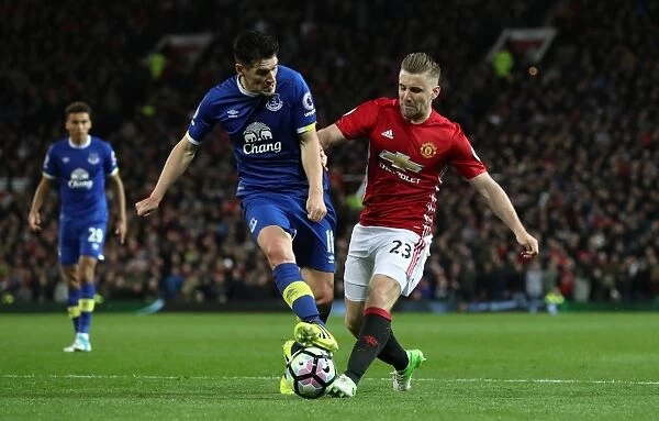 Barry vs Shaw: Intense Battle for Ball Possession - Manchester United vs Everton, Premier League
