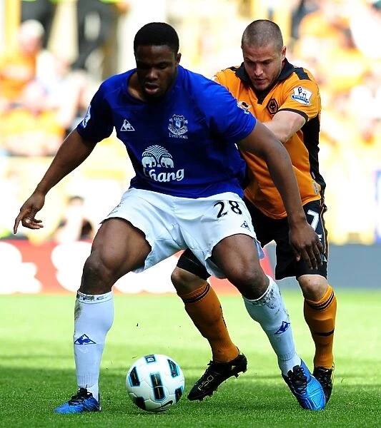 Battle for the Ball: Kightly vs Anichebe - Everton vs Wolverhampton Wanderers in the Premier League (09 April 2011)