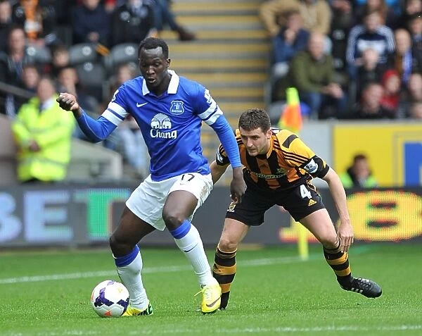 Battle for the Ball: Lukaku's Triumph over Bruce in Everton's Victory against Hull City (11-05-2014)