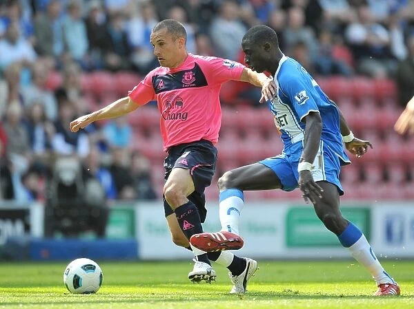 Battle for the Ball: Osman vs. Diame - Everton vs. Wigan Athletic in the Premier League (30 April 2011)