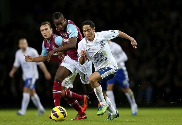 Battling for the Ball: Maiga vs. Pienaar in the Intense West Ham vs. Everton Premier League Clash (Upton Park, 22-12-2012)