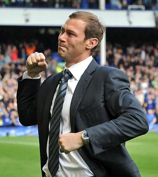 Former Everton player Duncan Ferguson on the pitch prior to kick-off