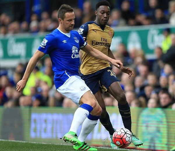 Everton vs Arsenal: Jagielka vs Welbeck - A Battle for the Ball in the Barclays Premier League at Goodison Park
