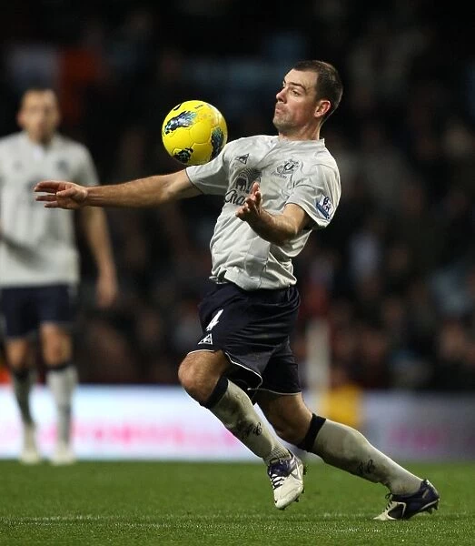 Everton's Darron Gibson in Action: Premier League Showdown against Aston Villa (14 January 2012)