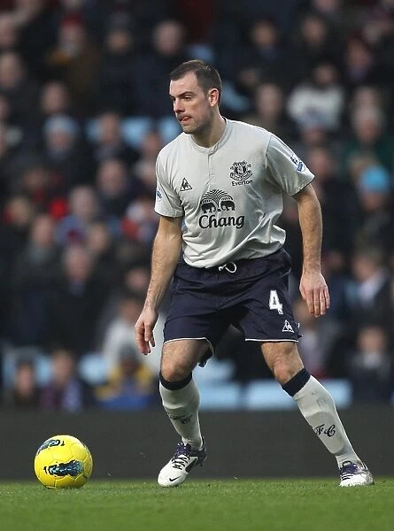 Everton's Darron Gibson in Action: Thrilling Moment from Everton vs. Aston Villa, Barclays Premier League (January 14, 2012)