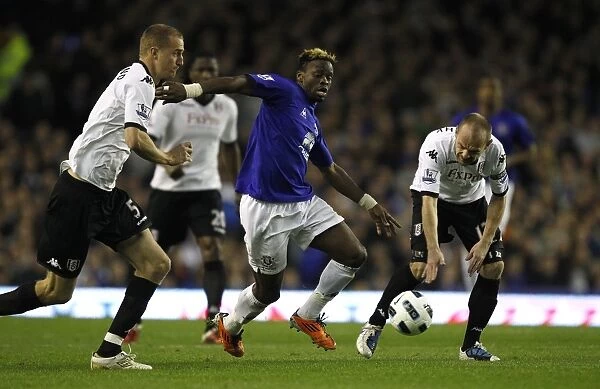 Everton's Louis Saha Faces Off Against Fulham's Brede Hangeland and Danny Murphy in Intense Barclays Premier League Clash (19 March 2011)