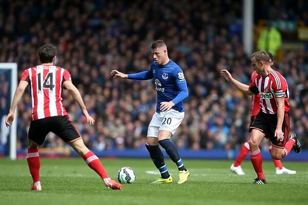 Everton's Ross Barkley Faces Off Against Sunderland's Jordi Gomez and Lee Cattermole during Barclays Premier League Clash