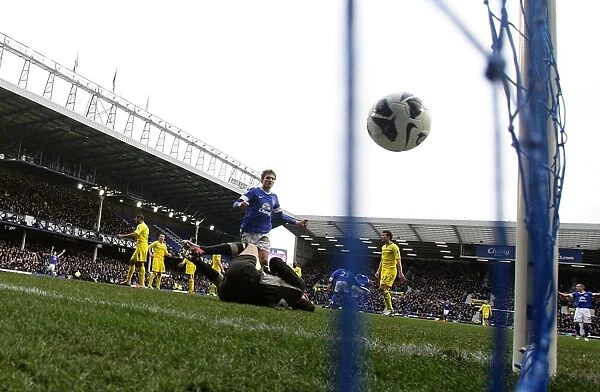 Evertons Steven Pienaar scores his sides second goal