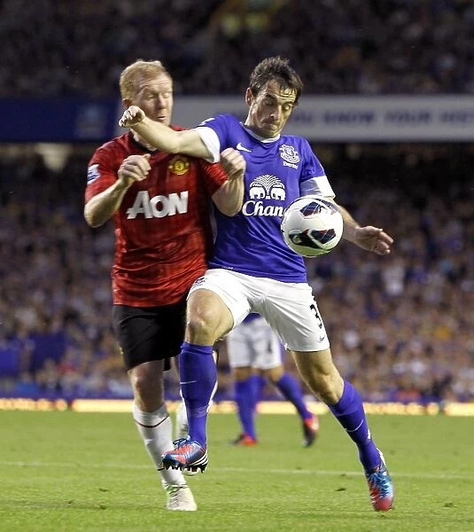 Intense Battle for Ball Possession: Scholes vs. Baines at Goodison Park (Everton 1 - Manchester United 0, Barclays Premier League, 2012)