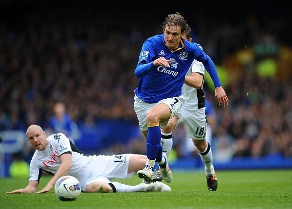 Intense Battle: Jelavic vs. Senderos - Everton vs. Fulham (28 April 2012)