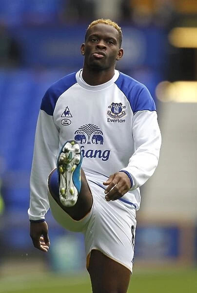Louis Saha's Focus: Everton Star Warms Up Ahead of Everton vs Manchester United (29 October 2011)