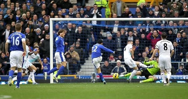 Steven Pienaar Scores Opening Goal for Everton Against Chelsea in Barclays Premier League (Goodison Park, 12-30-2012)