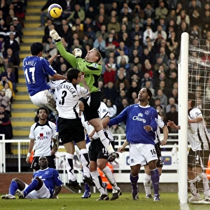 Fulham v Everton 4 / 11 / 06 Fulhams Antti Niemi clears the ball under pressure