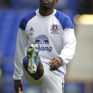 Louis Saha's Focus: Everton Star Warms Up Ahead of Everton vs Manchester United (29 October 2011)