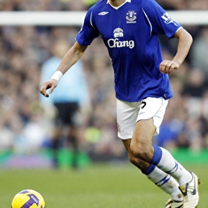 Marouane Fellaini: Everton's Midfield Maestro in Action, 08/09 Season