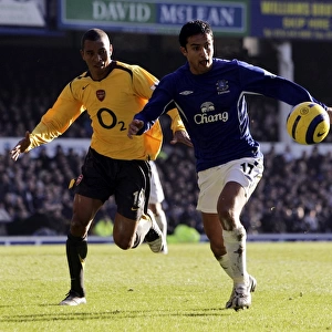 Tim Cahill's Defiant Stand: Everton vs Arsenal - Cahill Holds Off Gilberto