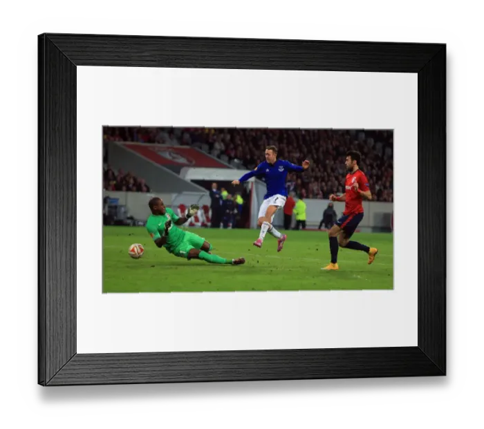 Framed Print : Everton's Aidan McGeady: UEFA Europa League Showdown Against Lille OSC - Seizing the Golden Opportunity