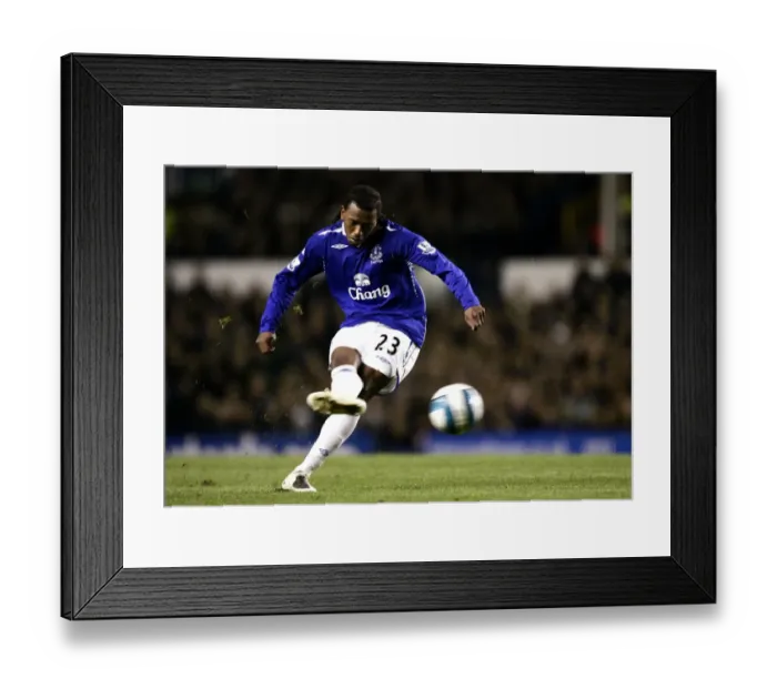 Framed Print : Manuel Fernandes Taking Free Kick for Everton Against Chelsea (17 / 04 / 08)