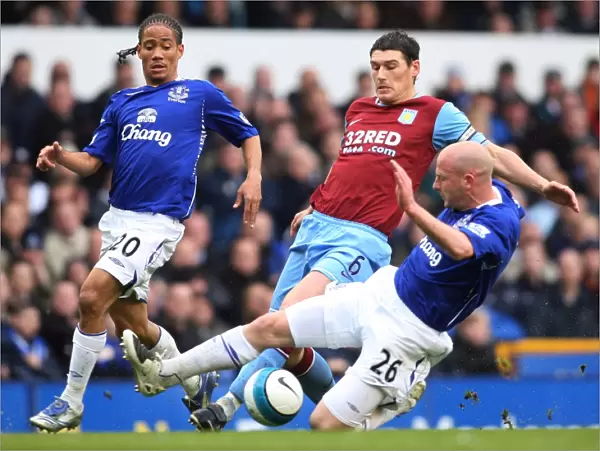 Football - Everton v Aston Villa Barclays Premier League - Goodison Park - 27  /  4  /  08 Evertons Lee Carsley (R) in action with Gareth Barry of Aston Villa (C) as Steven Pienaar (L) looks on Mandatory Credit: Action Images  /  Scott Heavey Livepic NO O