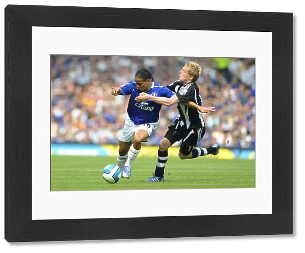 Football - Everton v Newcastle United Barclays Premier League - Goodison Park - 11  /  5  /  08 Evertons Steven Pienaar (L) in action with Newcastle Uniteds Damien Duff Mandatory Credit: Action Images  /  Keith Williams Livepic NO ONLINE  /  INTERNET USE