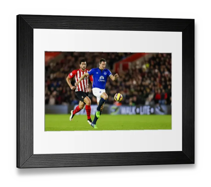 Framed Print : Pelle vs Jagielka: A Battle of Strength and Determination in Everton vs Southampton's Premier League Clash