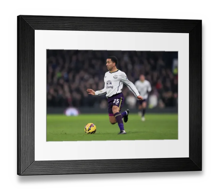 Framed Print : Aaron Lennon Charges Forward: Everton vs. Chelsea, Premier League Showdown at Stamford Bridge