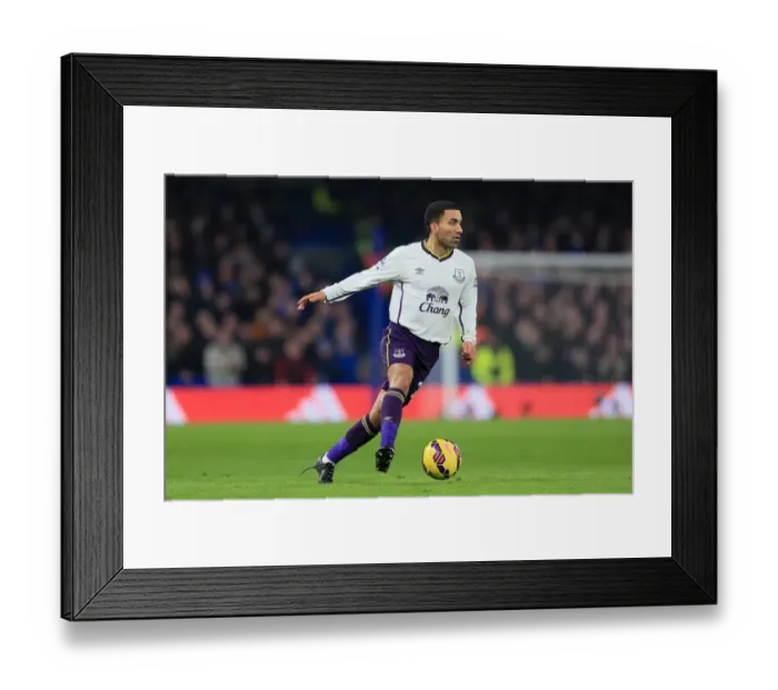 Framed Print : Aaron Lennon Charges Forward: Everton vs Chelsea Showdown at Stamford Bridge