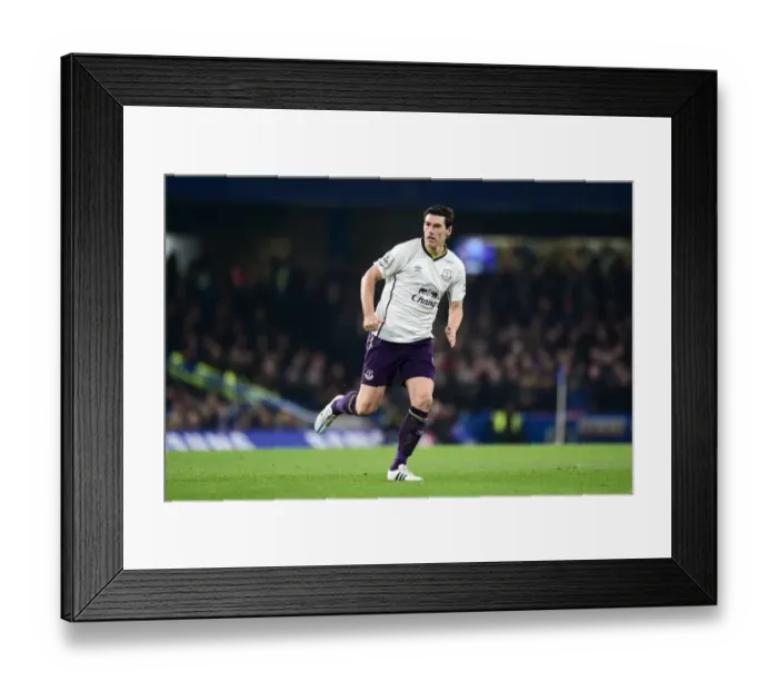 Framed Print : Gareth Barry vs. Chelsea: Everton's Battle at Stamford Bridge - Barclays Premier League