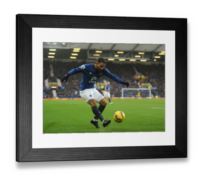 Framed Print : Thrilling Action: Aaron Lennon of Everton vs Leicester City at Goodison Park
