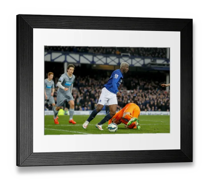 Framed Print : Thrilling Moment: Arouna Kone Evades Tim Krul at Goodison Park, Just Misses Goal Framed Print : Thrilling Moment: Arouna Kone Evades Tim Krul at Goodison Park, Just Misses Goal