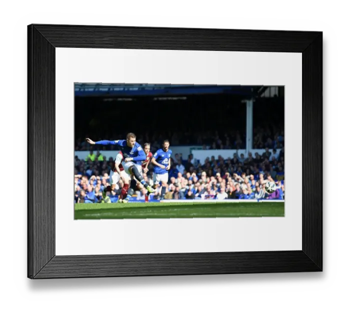 Framed Print : Ross Barkley at the Penalty Spot: Everton vs Burnley, Barclays Premier League, Goodison Park Framed Print : Ross Barkley at the Penalty Spot: Everton vs Burnley, Barclays Premier League, Goodison Park