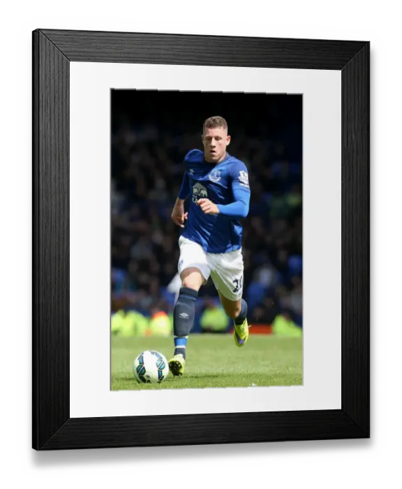 Framed Print : Everton's Ross Barkley in Action: Thrilling Moments from Everton vs Sunderland at Goodison Park