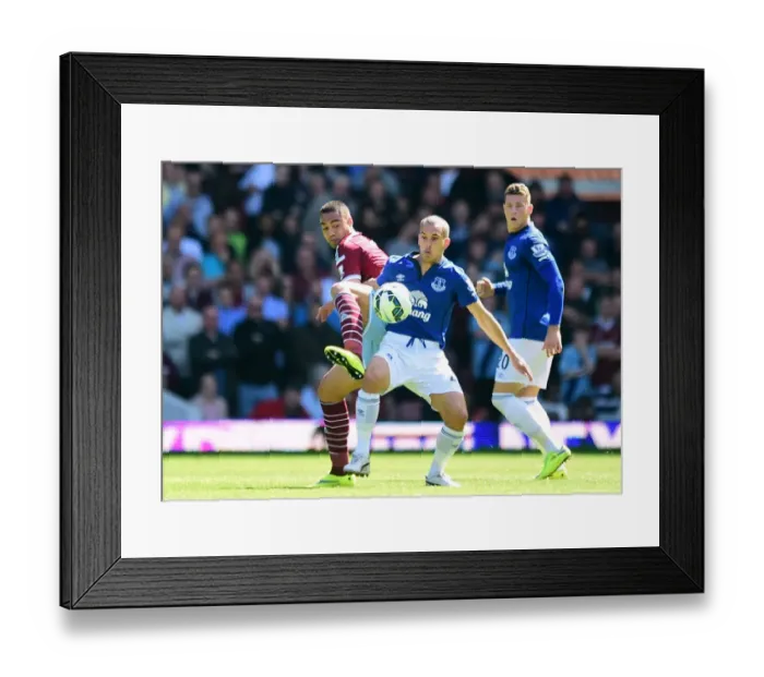Framed Print : Battle for the Ball: Osman vs. Reid - Everton vs. West Ham in the Premier League Framed Print : Battle for the Ball: Osman vs. Reid - Everton vs. West Ham in the Premier League
