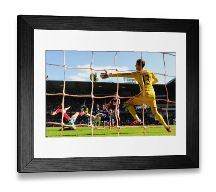 Framed Print : Leon Osman's Stunner: Everton's Opening Goal vs. West Ham United in Premier League Action Framed Print : Leon Osman's Stunner: Everton's Opening Goal vs. West Ham United in Premier League Action