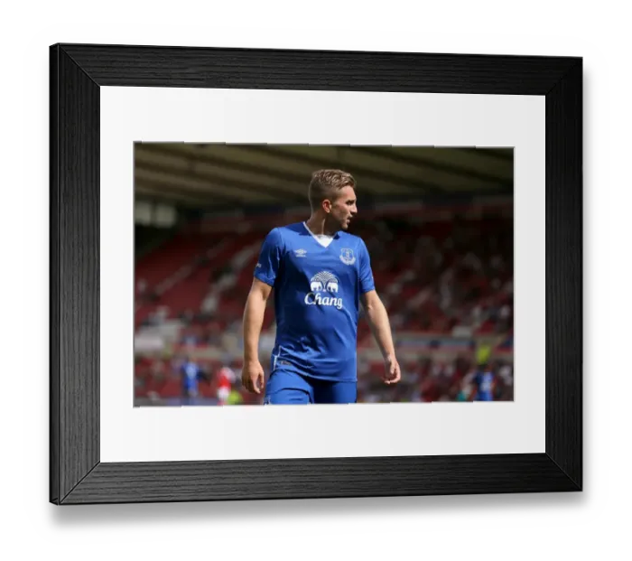 Framed Print : Everton's Gerard Deulofeu in Action: Pre-Season Friendly vs Swindon Town at The County Ground Framed Print : Everton's Gerard Deulofeu in Action: Pre-Season Friendly vs Swindon Town at The County Ground