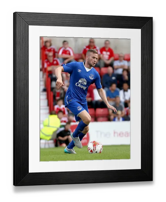 Framed Print : Everton's Tom Cleverley in Pre-season Form: Everton FC vs Swindon Town at The County Ground (July 11, 2015)