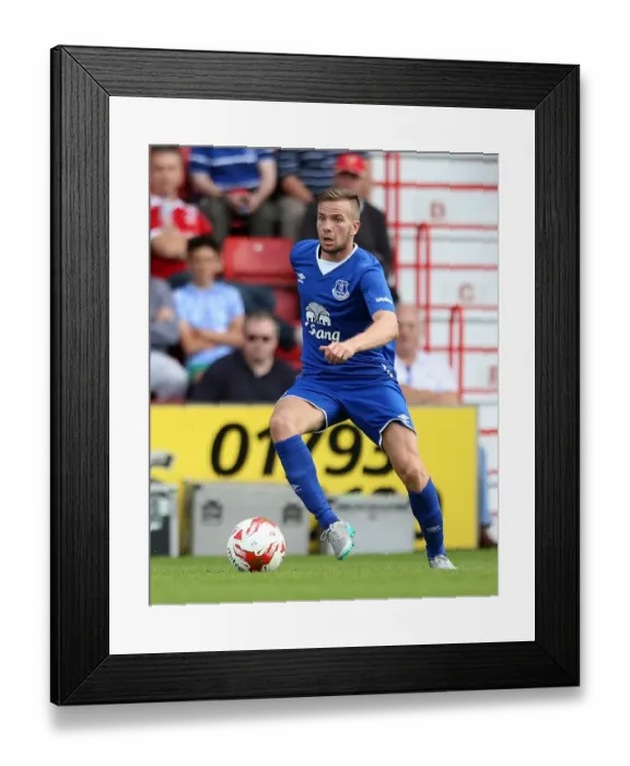 Framed Print : Everton's Tom Cleverley in Pre-Season Action at Swindon Town's County Ground Framed Print : Everton's Tom Cleverley in Pre-Season Action at Swindon Town's County Ground