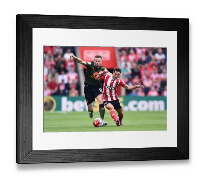 Framed Print : Battle for the Ball: Cleverly vs. Soares - Southampton vs. Everton, Premier League