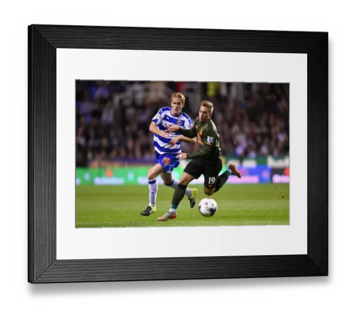 Framed Print : Deulofeu vs. Fernandez: Battle for the Ball in Everton's Capital One Cup Clash at Reading Framed Print : Deulofeu vs. Fernandez: Battle for the Ball in Everton's Capital One Cup Clash at Reading
