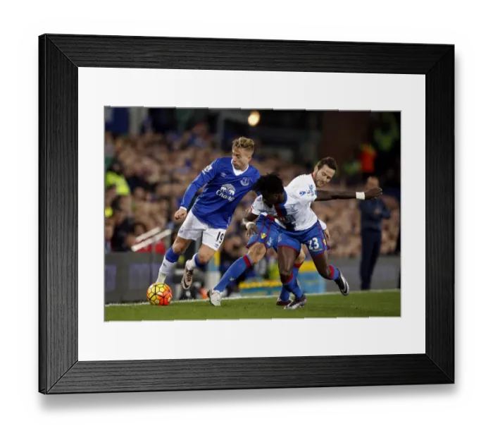 Framed Print : Deulofeu vs Cabaye-N'Diaye: Intense Battle at Goodison Park - Everton vs Crystal Palace Framed Print : Deulofeu vs Cabaye-N'Diaye: Intense Battle at Goodison Park - Everton vs Crystal Palace